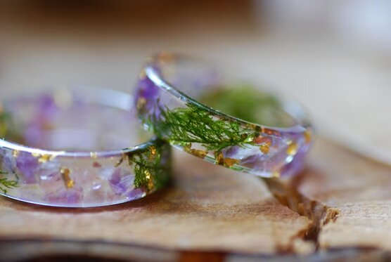 Amethyst and moss gold ring
