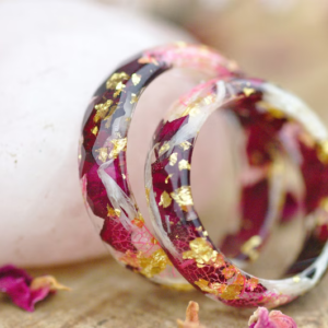 Ring made of red roses and white flowers with gold flakes