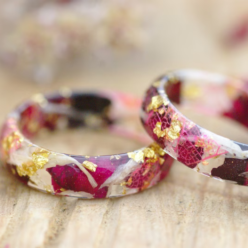 Ring made of red roses and white flowers with gold flakes