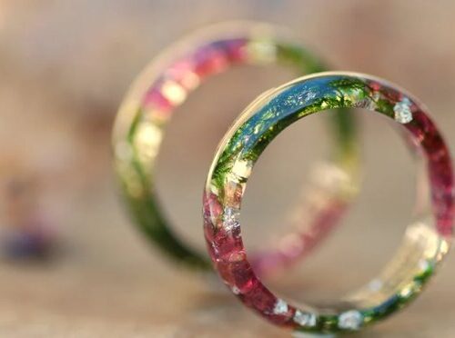 side view of red garnet moss and gold flakes resin ring