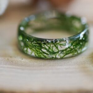 datailed look at minimalistic deep green moss ring