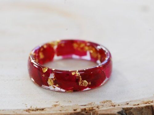 single ring made of roses and gold flakes