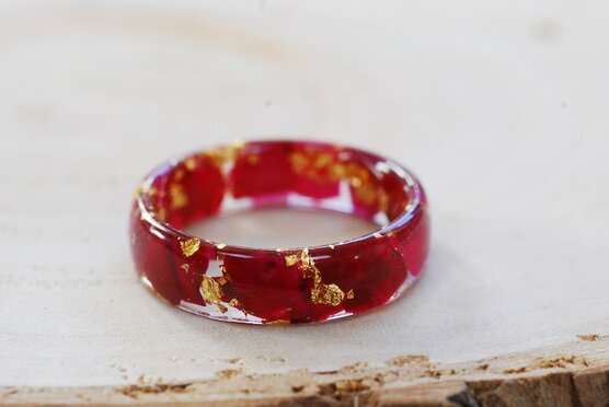 single ring made of roses and gold flakes