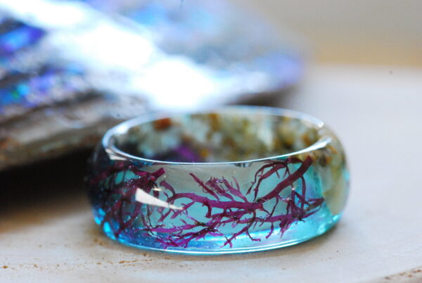 Wide blue resin ring made with real red seaweed, sand beach and little crushed seashells