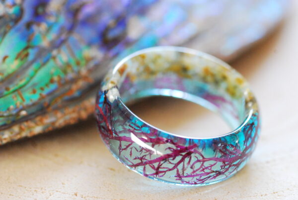 Wide blue resin ring made with real red seaweed, sand beach and little crushed seashells