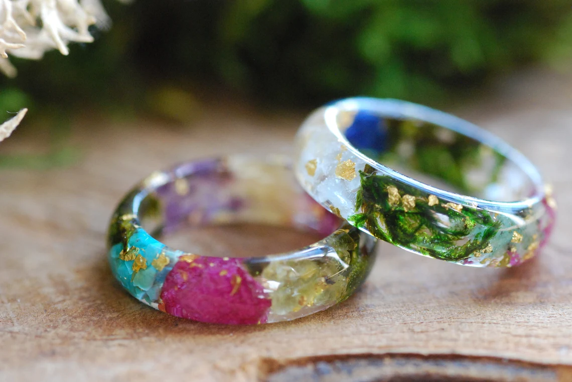 Family gift ring with customisable gemstones