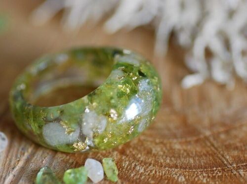 warm and comforting green and yellow peridot resin ring