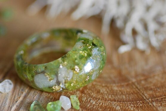 warm and comforting green and yellow peridot resin ring