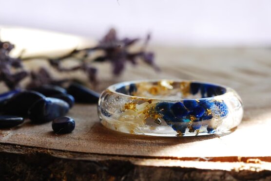 blue lapis white flowers and gold flakes ring