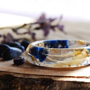Resin ring made of natural lapis lazuli stones, white cornflowers and gold flakes