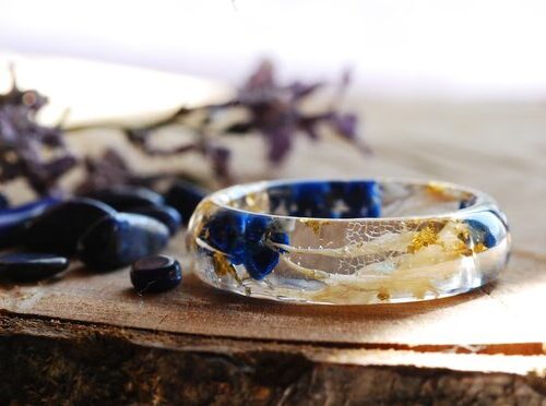 Resin ring made of natural lapis lazuli stones, white cornflowers and gold flakes