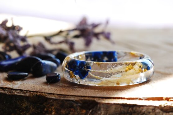 Resin ring made of natural lapis lazuli stones, white cornflowers and gold flakes