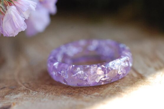 Lavender color ring faceted with silver flakes
