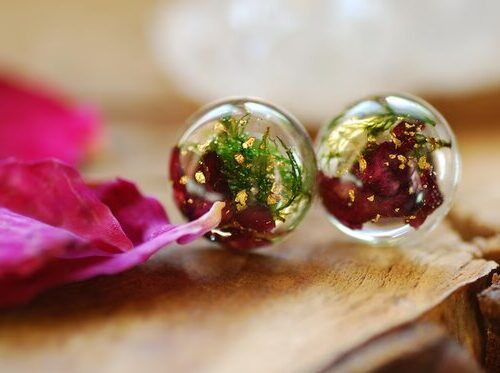 Rounded resin earrings with red roses, moss and gold flakes