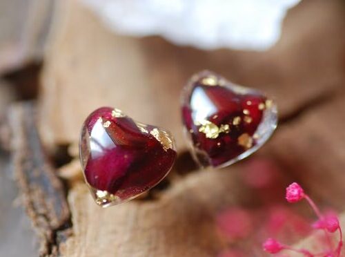 Heart earrings made of resin and filled with red roses and gold flakes