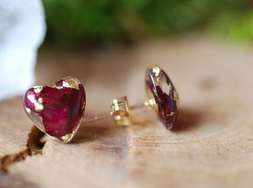 Hear shape post earrings made of resin and filled with red roses and gold flakes