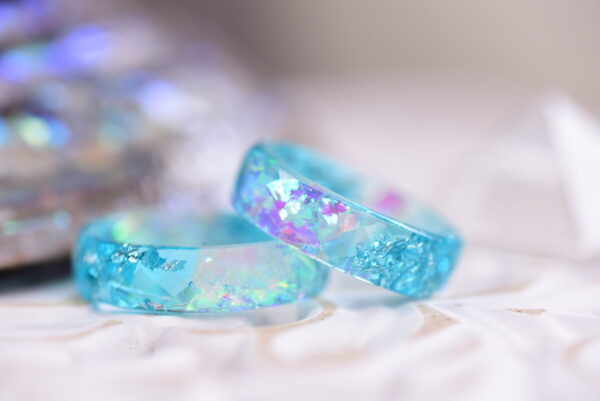 Blue dual ring with halo iridescent effect and silver flakes