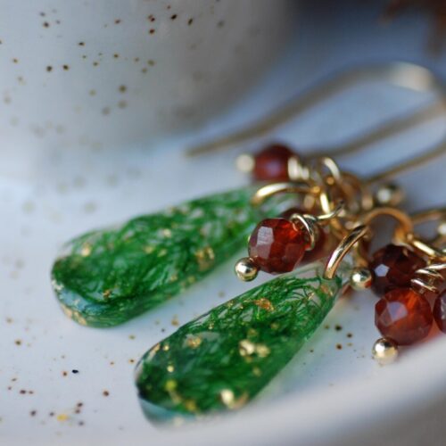 holidays earrings with garnet and moss