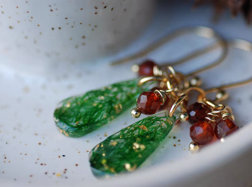 holidays earrings with garnet and moss