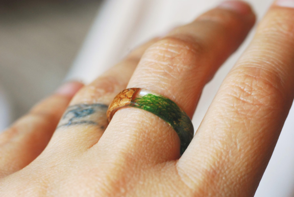 Cork Wood Resin Ring with Green Natural Moss - Image 4