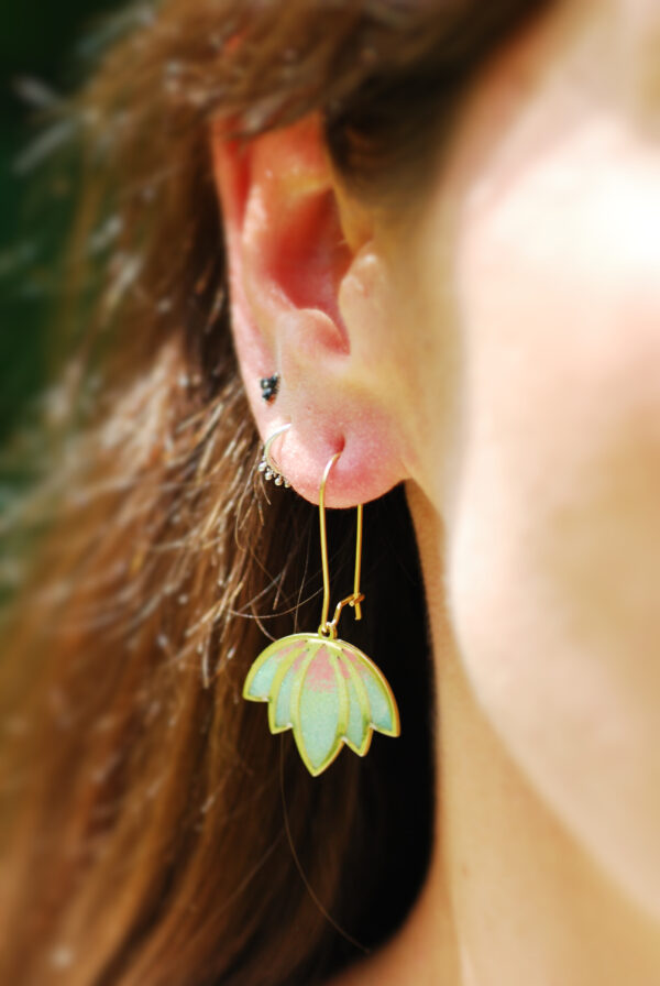 Lotusblüten-Ohrhänger, goldschimmernder Yoga-Schmuck - Bild 5
