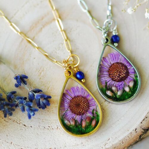 Vue alternative du collier de fleurs d&#39;aster violet, pendentif de fleur de naissance de septembre