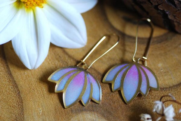 Lotusblüten Ohrringe, Gold schimmernder Yoga Schmuck