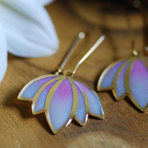 Alternative Ansicht von Lotusblüten-Ohrhängern, goldschimmernder Yoga-Schmuck