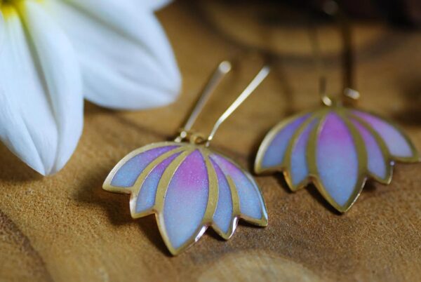 Lotusblüten-Ohrhänger, goldschimmernder Yoga-Schmuck - Bild 2