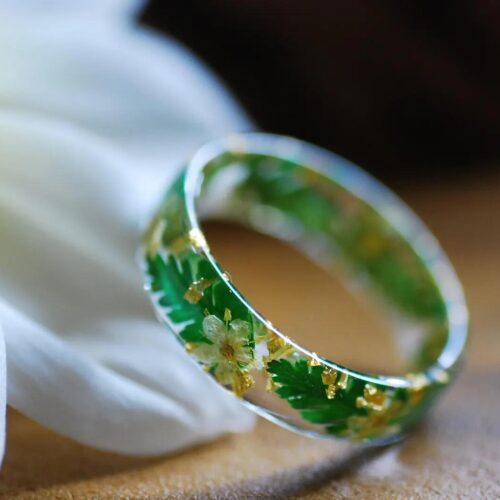 Alternative Ansicht des Märchenfarnrings mit gelben Blumen, Schmuck im Cottagecore-Stil
