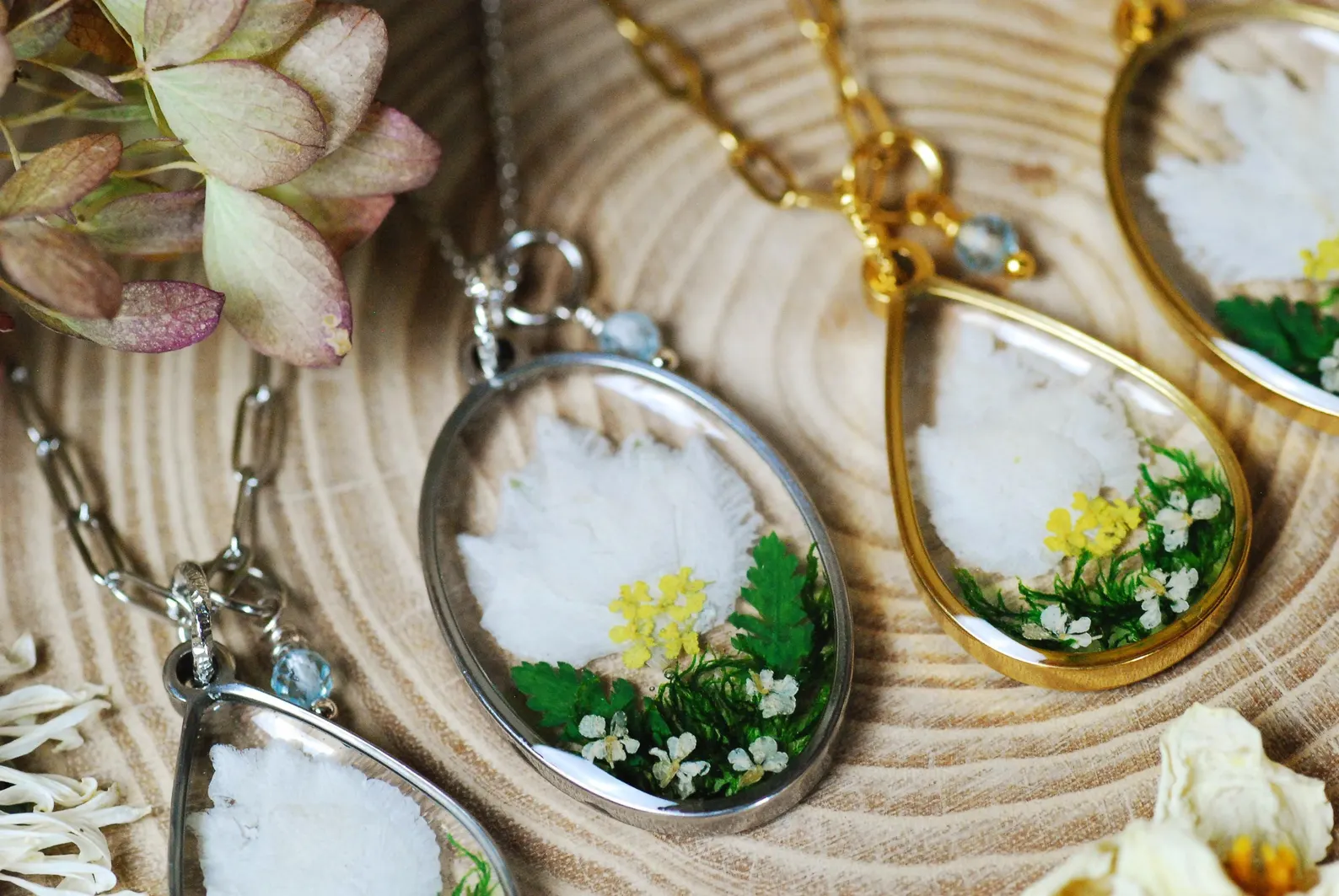 necklace with narcissus and zircon