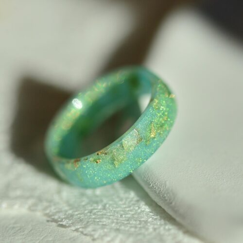 Emerald tone resin ring in sunlight